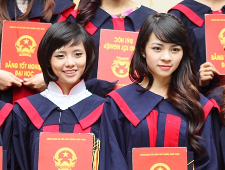 Nữ sinh năm cuối “đọ sắc” trong màu áo cử nhân - 8 Rạng ngời trong màu áo cử nhân