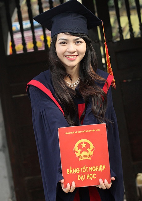 Nữ sinh năm cuối “đọ sắc” trong màu áo cử nhân - 10 Rạng ngời trong màu áo cử nhân