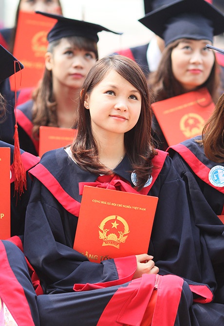 Nữ sinh năm cuối “đọ sắc” trong màu áo cử nhân - 1 Vẻ đẹp nữ sinh ĐH Luật Hà Nội