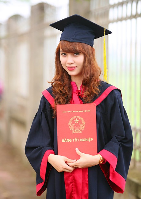 Nữ sinh năm cuối “đọ sắc” trong màu áo cử nhân - 6 Nữ sinh ĐH Đại Nam