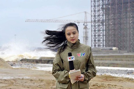 Đi đưa tin siêu bão, nữ biên tập VTV bất ngờ nổi tiếng - 1 Nữ biên tập viên Ngọc Bích đưa tin từ Vũng Áng, Hà Tĩnh (Ảnh: Hoàng Anh)