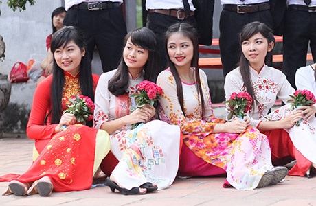 Ảnh kỷ yếu đẹp dịu dàng của nữ sinh trong tà áo dài - 8 Nữ sinh HV Tài chính