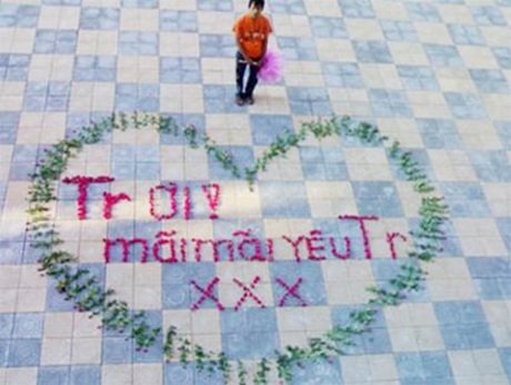 Nữ sinh phát hoảng vì bị tỏ tình chốn công cộng