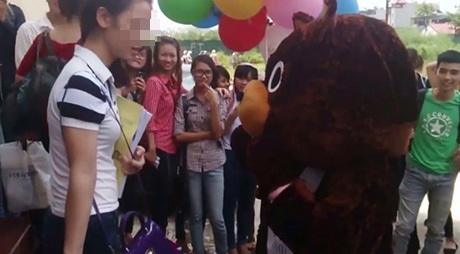 Bị tỏ tình giữa chốn công cộng gây khó xử cho con gái (Ảnh minh hoạ, nguồn Youtube)