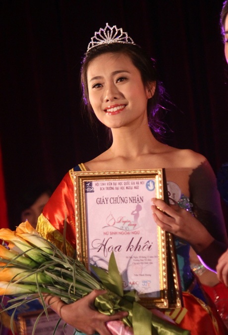 Hoa khôi ĐH Ngoại ngữ diện váy vai trần điệu đà trong thời tiết giá rét - 1 Đinh Thị Mai Tân xúc động nhận vương miện Hoa khôi cuộc thi