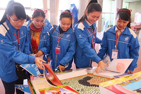 Triển lãm thu hút sự quan tâm của các đại biểu sinh viên dự Đại hội 9