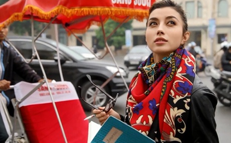 Chuyện tình như thơ của cô gái phương Tây lần đầu tới Hà Nội - 1 Hình ảnh lãng mạn của cặp đôi trong clip