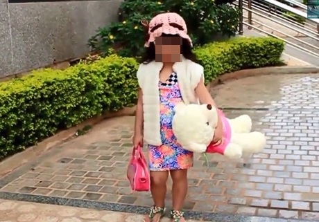 Dân mạng phẫn nộ tác giả clip “Anh không đòi quà” phiên bản bé gái - 2 Cô bé dễ thương, điệu đà xuất hiện ở đầu clip (Ảnh chụp màn hình)