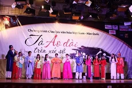 Các bạn sinh viên học làm gimbab