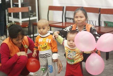 Các bé khác cùng nhau vui chơi