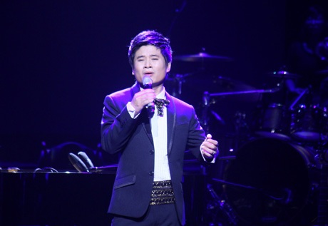 Tấn Minh trình diễn