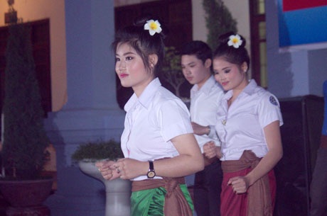 Nữ sinh Lào múa điệu Lăm - vông mừng Quốc khánh trên đất Việt - 10 Mai Châm