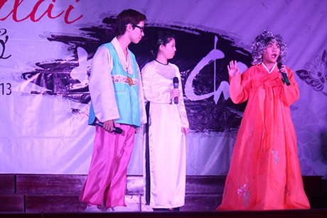 Tiết mục kịch sinh viên thể hiện sự hiểu biết văn hoá giữa hai nước