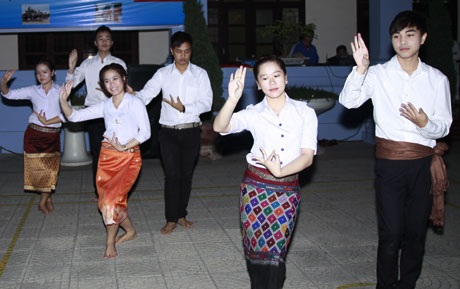 Nữ sinh Lào múa điệu Lăm - vông mừng Quốc khánh trên đất Việt - 11 Mai Châm