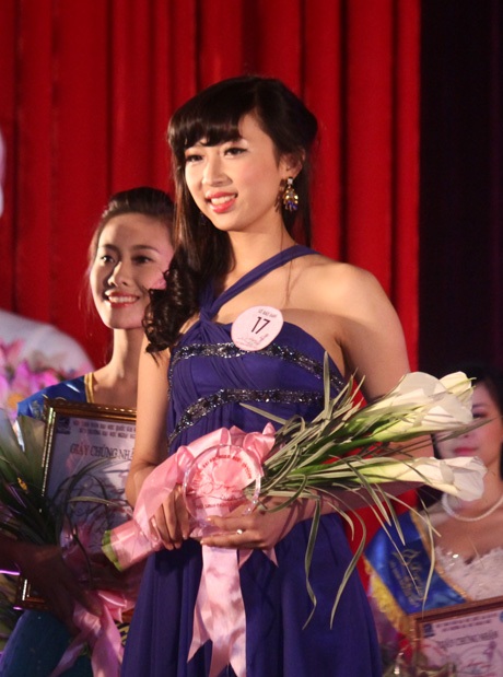 Hoa khôi ĐH Ngoại ngữ diện váy vai trần điệu đà trong thời tiết giá rét - 2 Á khôi 1 Miss ULIS Bùi Nguyễn Bảo Ly