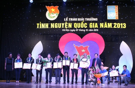 Ca sĩ Thái Thùy Linh được vinh danh tình nguyện viên tiêu biểu quốc gia - 2 10 cá nhân tiêu biểu xuất sắc trong hoạt động tình nguyện năm 2013