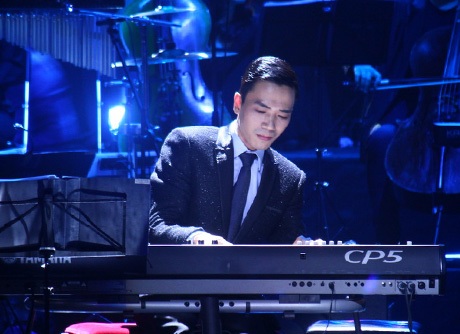 Đỗ Bảo đệm đàn cho tất cả các ca khúc trong show diễn