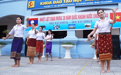 Nữ sinh Lào múa điệu Lăm - vông mừng Quốc khánh trên đất Việt - 3 Thiếu nữ Lào say sưa hát múa mừng Quốc khánh 2/12