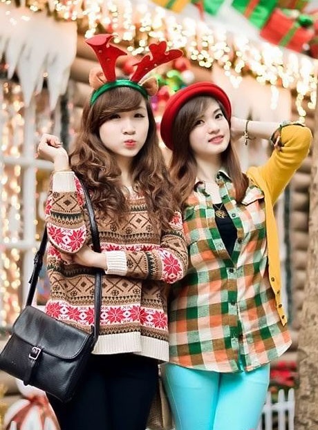 Thiếu nữ Hà thành xúng xính váy áo chơi Noel sớm - 1 Các cô gái rủ nhau tạo dáng bên căn nhà Noel