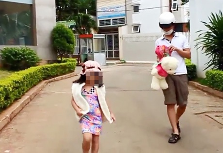 Dân mạng phẫn nộ tác giả clip “Anh không đòi quà” phiên bản bé gái - 3 Cô bé vừa đi vừa ném đồ