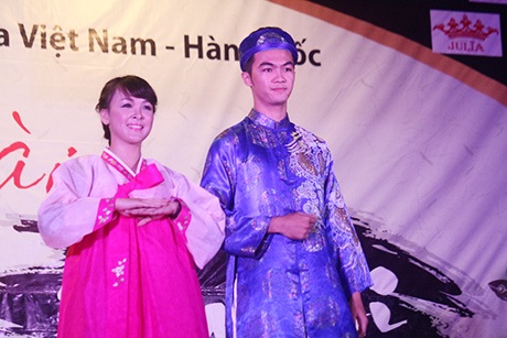 Cô bạn trình diễn khá chuyên nghiệp