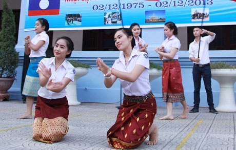 Nữ sinh Lào múa điệu Lăm - vông mừng Quốc khánh trên đất Việt - 4 Thiếu nữ Lào say sưa hát múa mừng Quốc khánh 2/12