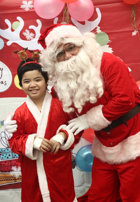 Các bệnh nhi vui vẻ chụp ảnh với ông già Noel