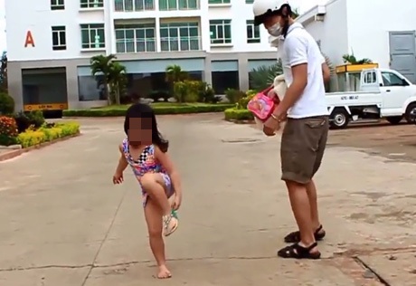 Dân mạng phẫn nộ tác giả clip “Anh không đòi quà” phiên bản bé gái - 4 Sau đó cởi đồ