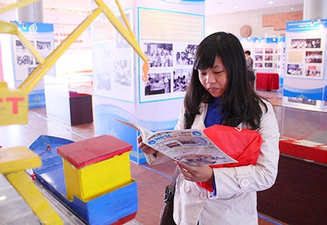 Sinh viên chăm chú tìm hiểu về lịch sử phát triển của các bậc tiền bối