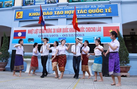 Nữ sinh Lào múa điệu Lăm - vông mừng Quốc khánh trên đất Việt - 5 Thiếu nữ Lào say sưa hát múa mừng Quốc khánh 2/12