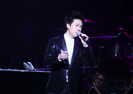 Lê Hiếu thể hiện ca khúc