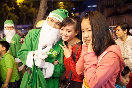 Thanh niên cũng hào hứng chụp ảnh cùng ông già Noel