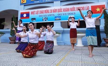 Nữ sinh Lào múa điệu Lăm - vông mừng Quốc khánh trên đất Việt - 6 Thiếu nữ Lào say sưa hát múa mừng Quốc khánh 2/12
