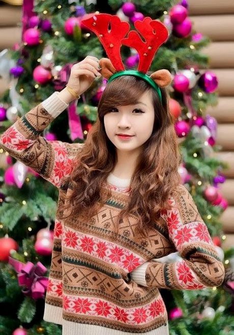 Thiếu nữ Hà thành xúng xính váy áo chơi Noel sớm - 3 Sắc đỏ mang lại sự ấm áp giữa tiết trời giá rét