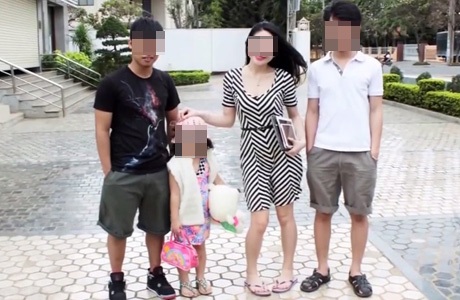 Dân mạng phẫn nộ tác giả clip “Anh không đòi quà” phiên bản bé gái - 5 Những người lớn chỉ vẽ cho cô bé thực hiện vai diễn