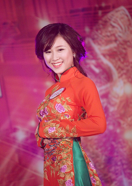 Cặp trai tài gái sắc đăng quang Mr & Miss trường Nhân văn - 6 Phần thi trình diễn áo dài của các nữ sinh