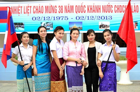 Nữ sinh Lào múa điệu Lăm - vông mừng Quốc khánh trên đất Việt - 1 Thiếu nữ Lào - Việt khoe sắc trong ngày hội mừng Quốc khánh Lào