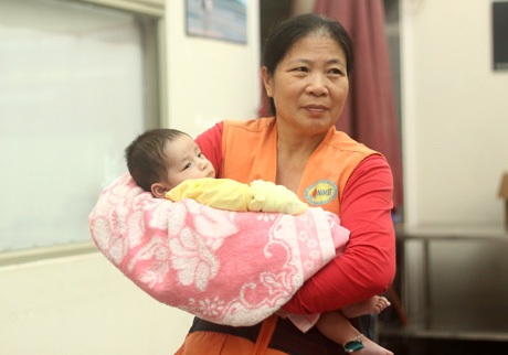 Người nhà bế cháu tới tham gia chụp ảnh miễn phí