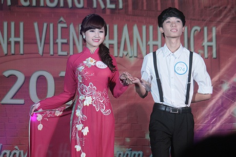 Cặp trai tài gái sắc đăng quang Mr & Miss trường Nhân văn - 7 Nam sinh ăn diện đơn giản dìu bước các bạn nữ