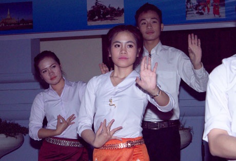 Nữ sinh Lào múa điệu Lăm - vông mừng Quốc khánh trên đất Việt - 7 Mai Châm