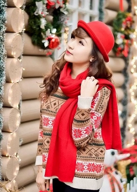 Thiếu nữ Hà thành xúng xính váy áo chơi Noel sớm - 6 Sắc đỏ mang lại sự ấm áp giữa tiết trời giá rét