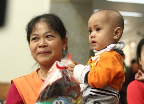 Các bé háo hức chờ đến lượt