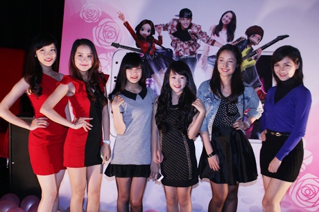 Các cô gái tự tin tạo dáng trước ống kính