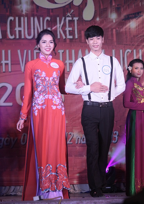 Cặp trai tài gái sắc đăng quang Mr & Miss trường Nhân văn - 8 Nam sinh ăn diện đơn giản dìu bước các bạn nữ
