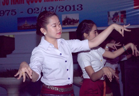 Nữ sinh Lào múa điệu Lăm - vông mừng Quốc khánh trên đất Việt - 8 Mai Châm