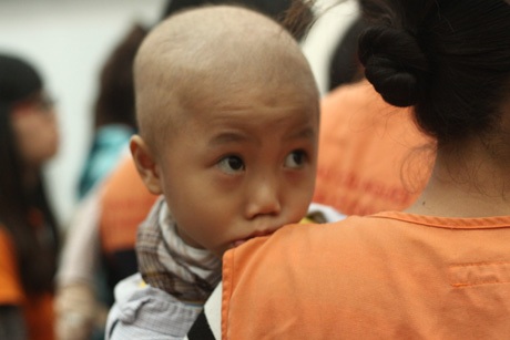 Một số bé còn ngại ngùng