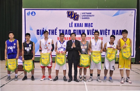 8 đội mạnh Hà Nội mở màn giải bóng rổ sinh viên quốc gia - 1 Bí thư Trung ương Đoàn Nguyễn Long Hải trao cờ lưu niệm cho các đội bóng khai mạc giải bóng rổ SV