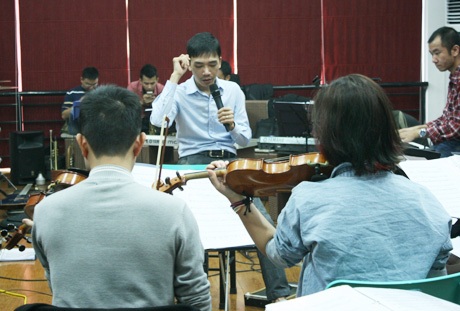 Đỗ Bảo chỉ huy dàn nhạc