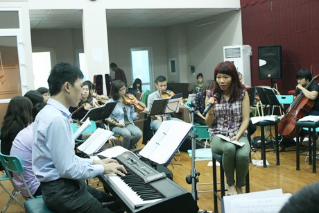 Cô đắm mình vào ca khúc 