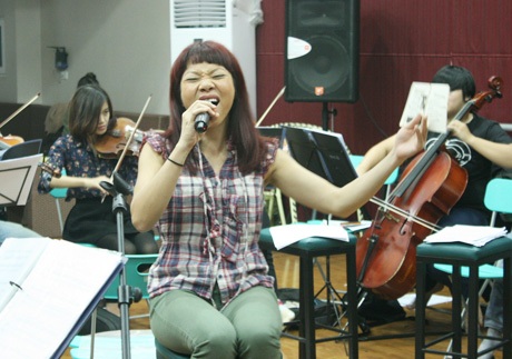 Cô đắm mình vào ca khúc 